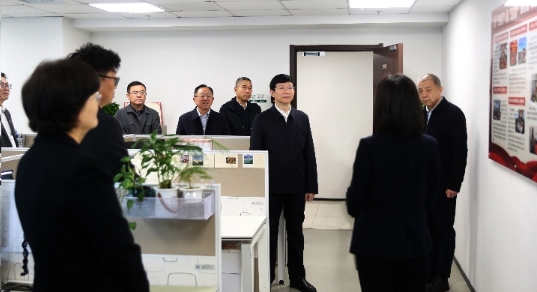 李利在药品评价中心调研药品不良反应监测评价工作 李利在药品评价中心调研药品不良反应监测评价工作